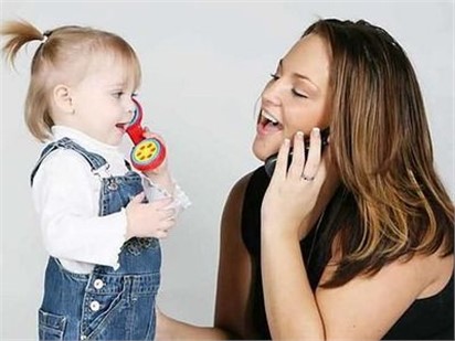 娃總愛“搶話”？別急著制止！這是語言爆發(fā)期的信號～