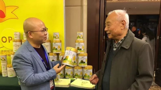 國家有關(guān)部門領(lǐng)導(dǎo)蒞臨“中國母嬰產(chǎn)業(yè)創(chuàng)新聯(lián)盟”羊奶粉“優(yōu)選品牌”【歐能達】展位參觀和指導(dǎo)工作！